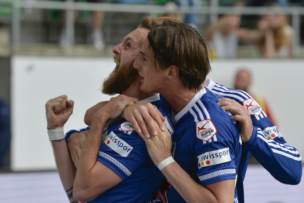 Jakob Jantscher, Hekuran Kryeziu und Marco Schneuwly feiern vor den Fans das 4:1.